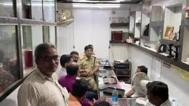 गोड्डा: बंगाल ज्वेलर्स लूटकांड के बाद दुकानदार से मिले एसपी, बोले- 2 से 3 दिन में अपराधी होंगे सलाखों के पीछे