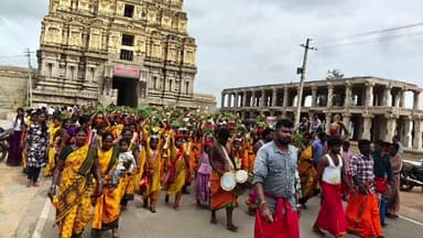 ಹೊಸಪೇಟೆ: ಕಡ್ಡಿರಾಂಪುರ ಗ್ರಾಮದಲ್ಲಿ ಶ್ರೀ ಭದ್ರಕಾಳಿದೇವಿಯ ಮಹಾಕುಂಭಾಭಿಷೇಕ ಕಾರ್ಯಕ್ರಮ; ಹಂಪಿಯ ತುಂಗಭದ್ರಾ ನದಿಯಿಂದ ಕುಂಭ ಮೆರವಣಿಗೆ
