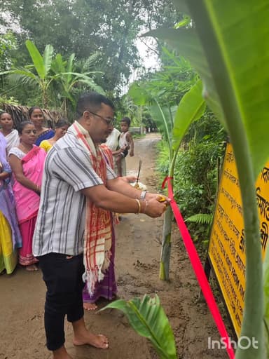 পলাশবাৰী: টকৰাদীয়াত পথৰ শুভাৰম্ভ কৰে সভাপতি প্ৰাঞ্জল মহন্তই