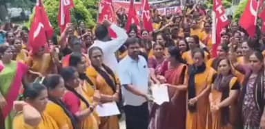 ರಾಮನಗರ: ಅಂಗನವಾಡಿ ಕಾರ್ಯಕರ್ತೆಯರಿಂದ ಜಿ.ಪಂ ಕಚೇರಿ ಎದರು ಪ್ರತಿಭಟನೆ 