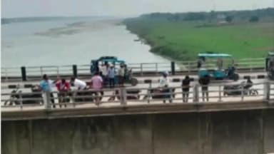 बक्सर: वीर कुंवर सिंह सेतु से युवती ने गंगा में लगाई छलांग, मछुआरों की बहादुरी से बची जान