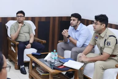 मानसून में जन-धन की सुरक्षा सर्वोच्च प्राथमिकता, बाढ़ एवं प्राकृतिक आपदाओं से निपटने जिला प्रशासन पूरी तरह तैयार
कलेक्टर-एसएसपी ने सभी विभागों की तैयारियों की ली व्यापक समीक्षा, राहत-बचाव, स्वास्थ्य, बिजली, जलभराव और कानून-व्यवस्था पर दिए सख्त निर्देश
17 बाढ़ प्रभावित गांवों की होगी विशेष मॉनिटरिंग, शहर के 48 वार्डों के लिए नोडल अधिकारी, डेंगू नियंत्रण और राहत शिविरों की पूर्व तैयारी पर विशेष फोकस
24 घंटे संचालित होगी जिला बाढ़ नियंत्रण हेल्पलाइन 07762-223750, सभी विभागों को समन्वित कार्ययोजना के साथ काम करने के निर्देश
सक्रिय मानसून के दौरान संभावित बाढ़ एवं प्राकृतिक आपदाओं से प्रभावी ढंग से निपटने, राहत एवं बचाव कार्यों को और अधिक सुदृढ़ बनाने तथा मौसमी एवं जलजनित बीमारियों की रोकथाम के लिए कलेक्टर एवं जिला दंडाधिकारी श्री मयंक चतुर्वेदी तथा वरिष्ठ पुलिस अधीक्षक श्री शशि मोहन सिंह ने आज एसपी कार्यालय में जिला स्तरीय समीक्षा बैठक ली। बैठक में नगर निगम, नगर पालिका, राजस्व, स्वास्थ्य, जल संसाधन, विद्युत, पुलिस, नगर सेना सहित सभी संबंधित विभागों की तैयारियों की बिंदुवार समीक्षा करते हुए व्यापक कार्ययोजना पर चर्चा की गई।
बैठक में जिला पंचायत के मुख्य कार्यपालन अधिकारी श्री अभिजीत बबन पठारे, सीएसपी श्री मयंक मिश्रा, सहायक कलेक्टर श्री गोकुल आर.के, नगर निगम आयुक्त श्री बृजेश सिंह क्षत्रिय, मुख्य चिकित्सा एवं स्वास्थ्य अधिकारी डॉ.अनिल कुमार जगत, जल संसाधन विभाग, विद्युत विभाग, नगर सेना, राजस्व विभाग, तहसीलदार तथा संबंधित विभागों के अधिकारी उपस्थित रहे।
कलेक्टर श्री मयंक चतुर्वेदी ने कहा कि मानसून के दौरान जन-धन की सुरक्षा सर्वोच्च प्राथमिकता है। उन्होंने निर्देश दिए कि सभी विभाग पूरी सतर्कता, आपसी समन्वय एवं त्वरित कार्रवाई की कार्ययोजना के साथ कार्य करें। किसी भी आपदा की स्थिति में राहत एवं बचाव कार्यों में विलंब या लापरवाही स्वीकार नहीं की जाएगी। प्रत्येक विभाग अपनी जिम्मेदारियों का पूर्व निर्धारण कर मैदानी स्तर पर पूरी तैयारी सुनिश्चित करे। बैठक में नगर निगम, नगर पालिकाओं से लेकर बाढ़ प्रभावित गांवों एवं जलभराव वाले क्षेत्रों तक की स्थिति पर विस्तार से चर्चा हुई। संभावित जोखिम वाले क्षेत्रों की पहचान कर वहां पूर्व तैयारी सुनिश्चित करने तथा संवेदनशील स्थानों पर लगातार निगरानी रखने के निर्देश दिए गए। हीराकुंड बांध के जलभराव से प्रभावित चिन्हित 17 गांवों में विशेष मॉनिटरिंग करने के निर्देश दिए गए।
