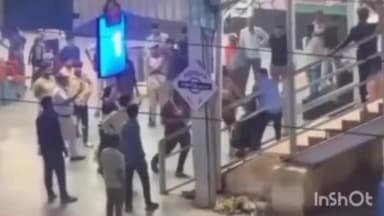 विदिशा: प्लेटफार्म क्रं 1 पर एक युवक के साथ से 4 लोगो ने लाठी डंडों से की थी मारपीट, जीआरपी ने आरोपियो को पकडकर निकाला जुलूस