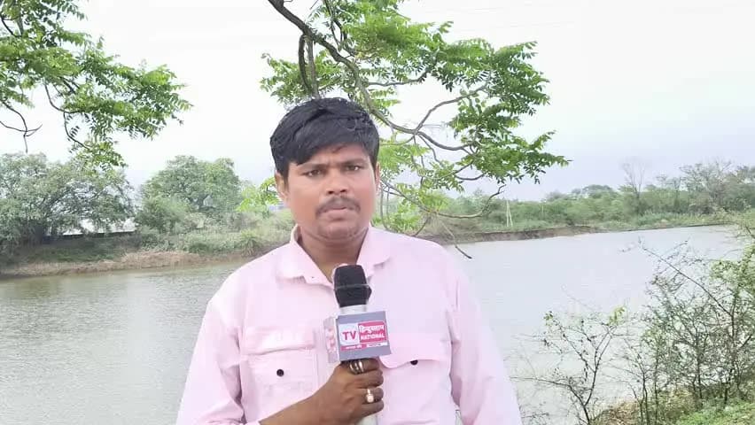 मैं इस वक्त कुम्हारी डेम पर मौजूद हूं। मेरे पीछे का नज़ारा अपने आप में प्रकृति की एक अद्भुत तस्वीर पेश कर रहा है। शांत प