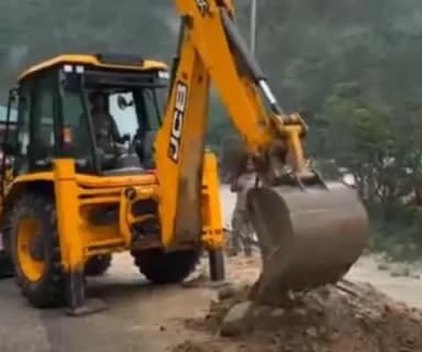 नारायणबगड़: नारायणबगड़ में सड़क का हिस्सा ध्वस्त, यातायात बाधित, विभाग सड़क खोलने में जुटा हुआ है