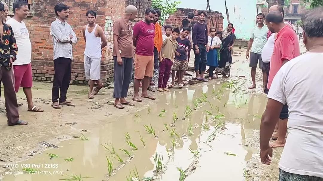 लोगों का गुस्सा देखिये रास्ता सही न होने के चलते आज पूरे गांव के लोगों ने गुस्सा में आकर खेत बना दिया