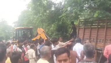 लहरपुर: लहरपुर में भीषण सड़क हादसा, डीसीएम पेड़ से टकराई, रेस्क्यू के बाद चालक की दर्दनाक मौत