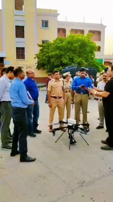 🚨 आषाढी वारी २०२६ | स्मार्ट सुरक्षा, सुरक्षित वारी 🚨
पोलीस उपमहानिरीक्षक मा. श्री. जी. श्रीधर यांनी पंढरपूर येथे AI ड्रोन, अँटी-ड्रोन गन आणि इंटिग्रेटेड कंट्रोल रूम यंत्रणेची पाहणी करून तयारीचा आढावा घेतला.
मा. श्री. अतुल कुलकर्णी, पोलीस अधीक्षक, सोलापूर ग्रामीण यांच्या संकल्पनेतून आधुनिक तंत्रज्ञानाच्या साहाय्याने लाखो भाविकांसाठी सुरक्षित, सुलभ आणि सुव्यवस्थित वारी घडविण्यासाठी सोलापूर ग्रामीण पोलीस सज्ज आहेत. 🙏
#AshadhiWari2026 #Pandharpur #SolapurRuralPolice #MaharashtraPolice #AIDrone AntiDrone IntegratedControlRoom SafeWari SmartPolicing PandharpurWari