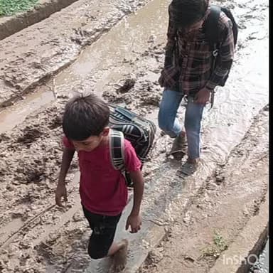 पोरसा: दलदल बनी सड़क ने बढ़ाई मुसीबत, कीचड़ में फंस रहे स्कूली वाहन
#जनसमस्या