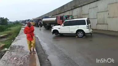 मुंगेर: NH-80 पर भीषण त्रिकोणीय हादसा, दो ट्रक पलटे और स्कार्पियो चकनाचूर; घंटों जाम के बाद यातायात बहाल