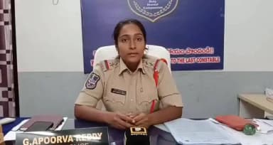 సిద్దిపేట అర్బన్: చేర్యాలలో రోడ్డు ప్రమాదాల నివారణకు వాహనదారులు తప్పనిసరిగా ట్రాఫిక్ నిబంధనలు పాటించాలి : చేర్యాల SI అపూర్వ రెడ్డి