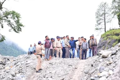 राजगढ़ी: स्यानाचट्टी में भूस्खलन; जिलाधिकारी ने ब्रिज पूरा करने के लिए 1 सप्ताह की डेडलाइन दी