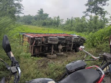 Narkatiya kabragah se dakshin ek truck palti #news
