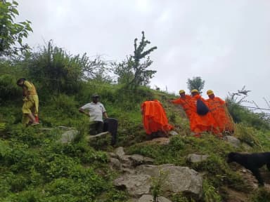 राजगढ़ी: उत्तरकाशी में भूस्खलन के बाद वैकल्पिक पैदल मार्ग पर लगाईं गईं सुरक्षा रस्सियां