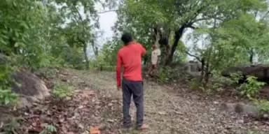 चिनिया: पेड़ से लटका मिला ग्रामीण का शव, घटनास्थल से टॉर्च व बोतल बरामद; हत्या या आत्महत्या, हर एंगल से जांच में जुटी पुलिस।