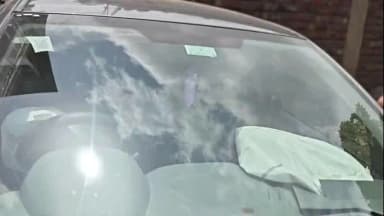 सातारा: दारूच्या नशेत भरधाव बलेनोचा थरार; ट्रिगरला धडक देत राधिका चौकातील सिग्नलही उडवला