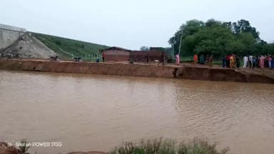 #क्षेत्र बिसंडा के ग्राम पंचायत गड़ाओं में नहर के किनारे मिट्टी धंसने की वजह से नहर में पलटा ट्रैक्टर।।