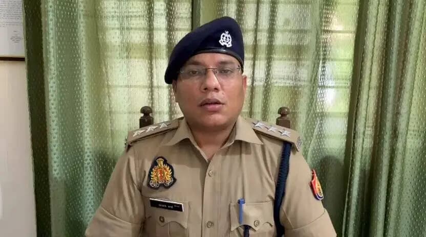 जनपद फतेहगढ़ के थाना कम्पिल क्षेत्रान्तर्गत अज्ञात वाहन की टक्कर से तीन लोगों की मृत्यु की घटना के संबंध में क्षेत्राधिकारी मोहम्मदाबाद द्वारा दी गई बाइट ।#Fatehgarhpolice https://t.co/PiGe9N3zkB