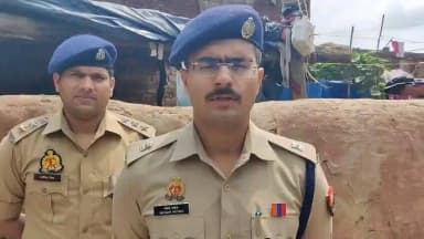 #SaharanpurPolice
#बाईट
➡️दिनांक 11/07/2026 को थाना देवबंद ग्राम निहालखेड़ी से एक महिला के मृत शरीर मिलने की सूचना पुलिस को प्राप्त हुई। पुलिस द्वारा तत्काल मौके पर पहुंचकर जानकारी की गई तो ज्ञात हुआ कि 38 वर्षीय रीना पत्नि अर्जुन कश्यप जिसका मृत शरीर उनके घर से बरामद हुआ है। तत्काल फील्ड यूनिट द्वारा मौके का निरीक्षण कर मौके से आवश्यक साक्ष्य संकलन की कार्रवाई कर ली गई तथा मृतका के शरीर को पंचायतनामा एवं पोस्टमार्टम की कार्रवाई के लिए भेज दिया गया है। थाना देवबंद पुलिस द्वारा घटना के अनावरण के लिए स्वाट, सर्विलांस एवं थाने की पाँच टीमें गठित कर दी गई हैं जो सीसीटीवी तथा अन्य साक्ष्यों पर कार्रवाई कर रही हैं। वरिष्ठ अधिकारियों द्वारा मौका मुआयना कर आवश्यक दिशा निर्देश दे दिए गए हैं तथा पुलिस द्वारा तहरीर प्राप्त कर अग्रिम विधिक कार्रवाई की जाएगी। मौके पर शांति है।
➡️जिसके सम्बन्ध में #SPRA_SRR द्वारा दी गई #बाईट
@Uppolice
@adgzonemeerut
@digsaharanpur
@aajtak
@bstvlive
@News18UP