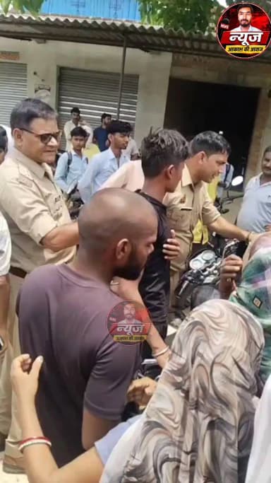 छिबरामऊ। क्षेत्र के रम्पुरा गांव में घर से सामान लेकर भाग रहे चोर को लोगों ने पकड़ कर पिटाई कर दी और उसे पुलिस को सौंपा।