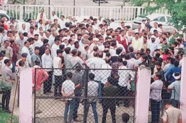 देवरी: तहसील कार्यालय में कांग्रेस पार्टी ने दिया ज्ञापन पूर्व विधायक देवेंद्र पटेल की मौजूदगी में। किसानों की मांगों को लेकर।