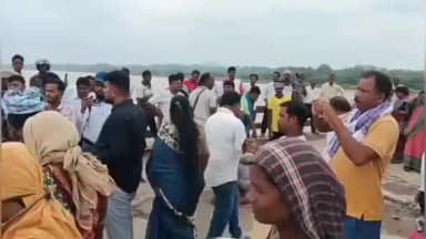 ବୀରମିତ୍ରପୁର: ଲକ୍ଷ୍ମୀପୋଷ ପୋଲ ଉପର ରାସ୍ତା ମରାମତି କଲେ ଅଞ୍ଚଳବାସୀ