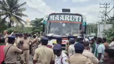 ರಾಮನಗರ: ಬೈರಮಂಗಲ ಗ್ರಾಮದಲ್ಲಿ ರೈತರ ಬಸ್ಸುಗಳನ್ನ ತಡೆದ ಯೋಜನೆ ಪರ ಇರುವ ರೈತರು