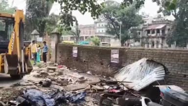 हज़ारीबाग: झारखंड उच्च न्यायालय की सख्ती के बाद टूटी नगर निगम की तंद्रा, पीटीसी चौक से कोर्रा चौक तक चला बुलडोजर