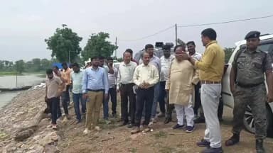 बैरिया: बैरिया में पुजहा बांध से आसाराम पटखौली तक तटबंध का निरीक्षण, विधायक नारायण प्रसाद ने दिए आवश्यक निर्देश