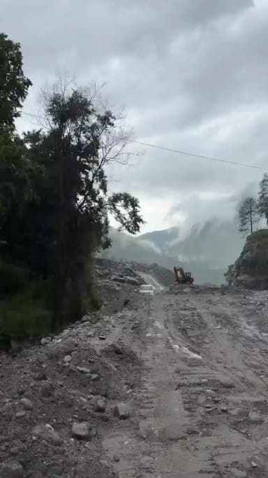 राजगढ़ी: स्यानाचट्टी भूस्खलन के बाद बना वैकल्पिक रास्ता, वाहनों का रेस्क्यू शुरू