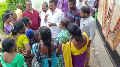 మెట్పల్లి: తెలంగాణ వెల్ఫేర్ బాలికల గురుకుల పాఠశాల ముందు విద్యార్థుల తల్లిదండ్రులతో కలిసి బిజెపి ధర్నా
