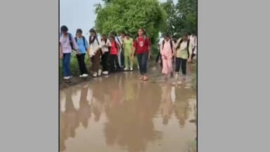 भीकनगांव: सरकारी साइकिल मिली, लेकिन सड़क ने रोका रास्ता! कीचड़ से जूझकर स्कूल पहुंच रहे 35 से ज्यादा बच्चे