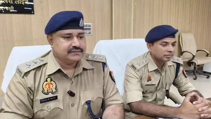 “इन्वेस्टमेंट/शेयर ट्रेडिंग का झांसा देकर करोड़ो की ठगी करने वाले गिरोह के सरगना सहित 04 सदस्य को साइबर थाना पुलिस द्वारा किया गया गिरफ्तार, 03 मोबाइल फोन, 05 चेक बुक,04 ATM कार्ड,पैन कार्ड,DL,GST संबधित डॉक्यूमेंट व नगदी बरामद किया गया जिसके संबंध में #CO सदर द्वारा दी गयी बाइट- https://t.co/vYwSioJhFv