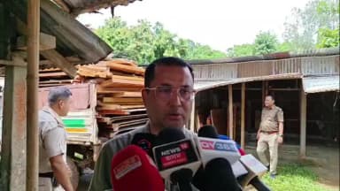 বালিজানা: চহৰৰভালুক ডুবিত অবৈধ ফাৰ্নিচাৰৰ দোকানত বনবিভাগে অভিযান চলাই৬ লক্ষাধিক টকাৰ ফাৰ্নিচাৰ জব্দ কৰি বনাঞ্চলিক বিষয়াৰ মন্তব্য