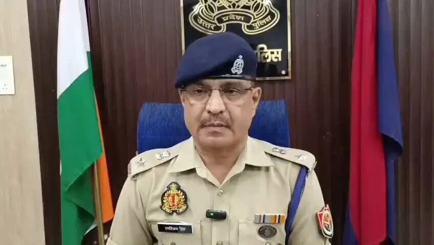 साइबर थाना, साइबर सेल एवं सर्विलांस की संयुक्त टीम ने साइबर ठगी करने वाले गिरोह के 05 अभियुक्तों को गिरफ्तार किया। कब्जे से घटना में प्रयुक्त मोबाइल फोन, ई-सिम, फर्जी सिम कार्ड एवं 06 फर्जी आधार कार्ड बरामद किए गए। इस सम्बन्ध में #SP_CITY @moradabadpolice की बाइट।
#UPPolice https://t.co/jqTN5GBvuW