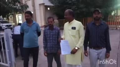विदिशा: ग्राम सोराई के पूर्व सरपंच पति अपने बेटों के साथ पहुंचे SP आफिस,गांव के ही दबंग से परेशान होकर आत्महत्या की चेतावनी
