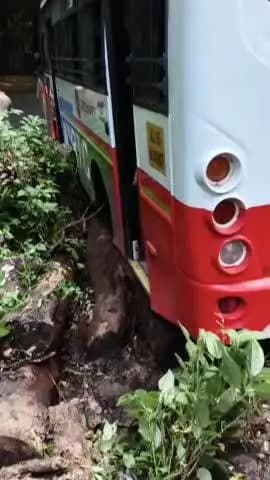 നെടുമങ്ങാട്: പൊന്മുടി ആറാം വളവിൽ പ്രിയദർശിനി ബസ് അപകടത്തിൽപ്പെട്ടു