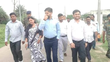 जामताड़ा: मिहिजाम के निर्माणाधीन फुटबाल स्टेडियम का निरीक्षण करने पहुंचे डीसी, संवेदक को स्पष्टीकरण पूछने का दिया निर्देश।