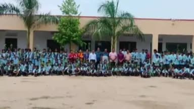 राजसमंद: वणाई स्कूल के टीचर्स ने स्टूडेंट्स को 200 पौधे बांटे, पर्यावरण संरक्षण का महत्व समझाया