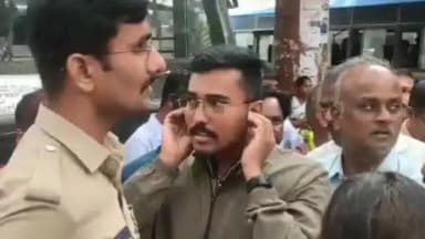 ಧಾರವಾಡ: ಬಸ್ ಬರುತ್ತಿಲ್ಲ ಎಂದು ಆಕ್ರೋಶಗೊಂಡ ವಿದ್ಯಾರ್ಥಿಗಳು ಧಾರವಾಡ ಉಪ ನಗರ ಹಾಗೂ ಗ್ರಾಮಾಂತರ ಸಾರಿಗೆ ಬಸ್ ನಿಲ್ದಾಣದಲ್ಲಿ ಪ್ರತಿಭಟನೆ