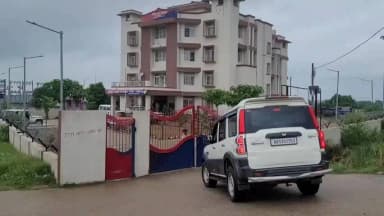रामगढ़ चौक: नीट फर्जीवाड़ा मामले में रिमांड पर लाये गए आरोपियों से EOU की सख्त पूछताछ,आरोपी का बीमारी का ड्रामा फेल