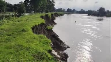 কৈলাশহর: কৈলাসহর লাটিয়াপুরা গ্রামের জিরো পয়েন্টে মনু নদীর পাড়ের বাঁধটি ভাঙতে শুরু করে