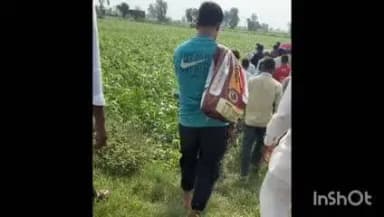 कुम्हेर: अधैया गांव में पानी और खेतों की मेड़ों पर होकर अंतिम यात्रा शमशान पहुंची, यह दृश्य शर्मसार करने वाला और पीड़ा दायक है