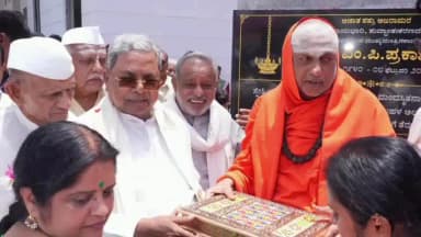 ಹಡಗಲಿ: ಪಟ್ಟಣದಲ್ಲಿ ಎಂ.ಪಿ.ಪ್ರಕಾಶ್ ಅವರ 86ನೇ ಜನ್ಮದಿನೋತ್ಸವ ಅಂಗವಾಗಿ ಪುತ್ಥಳಿ ಅನಾವರಣ ಕಾರ್ಯಕ್ರಮ;ಮಾಜಿ ಮುಖ್ಯಮಂತ್ರಿ ಸಿದ್ದರಾಮಯ್ಯ ಭಾಗಿ