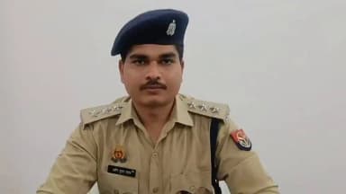 #HardoiPolice
अवगत कराना है कि आज दिनांक 11.07.2026 को सूचना प्राप्त हुई कि थाना सांडी क्षेत्रान्तर्गत ग्राम खुटाना गाव के पास शारद नहर में एक शव मिला है,प्राप्त सूचना पर सांडी पुलिस द्वारा मौके पर पहुँचने पर शव की पहचान ब्रजेश द्विवेदी पुत्र स्व0 अनंत राम निवासी मौ0 हरदेवगंज थाना कोतवाली शहर जनपद हरदोई के रूप में की गयी। सांडी पुलिस द्वारा शव का नियमानुसार पंचायतनामा की कार्यवाही पूर्ण कर पोस्टमार्टम हेतु मोर्चरी भेजा गया है, इस संबंध में अवगत कराना कि दिनांक 09.07.2026 को वादिनी प्रार्थिनी बबीता पत्नी ब्रजेश द्विवेदी निवासी मौ0 हरदेवगंज थाना कोतवाली शहर जनपद हरदोई द्वारा थाना लोनार पर तहरीर दी गयी थी कि वादिनी के पति ब्रजेश द्विेवेदी ,दिनांक 08.07.2026 से लापता है। जिनकी बाइक दिनांक 09.07.2026 की सुबह को सोहरा पुल के पास खड़ी मिली। इस संबंध में थाना लोनार पर सुसंगत धाराओं में अभियोग पंजीकृत कर विवेचात्मक कार्यवाही प्रचलित कर घटना के समस्त बिन्दओं पर गहनता से जांच की जा रही है। इस संबंध में क्षेत्राधिकारी हरपालपुर श्री प्रवीण कुमार यादव द्वारा दी गयी बाइट
@Igrangelucknow
@adgzonelucknow
@Uppolice
@dgpup