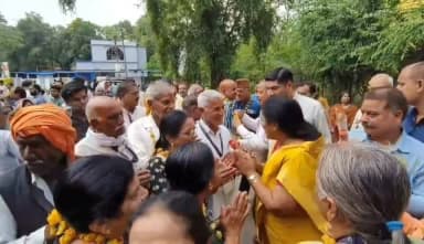 ✨मंडला जिले में 196 सौभाग्यशाली वृद्धजनों को मां कामाख्या धाम से बुलावा आया तो खुशी से झूम उठे श्रद्धालु.. मुख्यमंत्री तीर्थ दर्शन योजना के तहत कैबिनेट मंत्री श्रीमती संपतिया उइके ने सभी को माला पहनाकर सम्मानित किया, कुशल यात्रा की शुभकामनाएं दी।
#मुख्यमंत्री_तीर्थ_दर्शन_योजना #Mandla #तीर्थ_यात्रा #कामाख्या_धाम
Jansampark Madhya Pradesh
CM Madhya Pradesh
Sampatiya Uikey