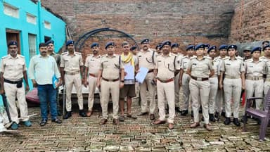 हरनौत: हरनौत बाजार में वार्ड पार्षद समेत दो फरार अभियुक्तों के घर पर किया गया कुर्की-जब्ती, भारी संख्या में पुलिस बल रहे तैनात