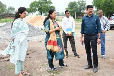 कलेक्टर पद्मिनी भोई साहू ने निर्माणाधीन संयुक्त जिला कार्यालय, एसडीएम कार्यालय सारंगढ़ एवं नालंदा परिसर का निरीक्षण कर निर्माण कार्यों की प्रगति का जायजा लिया। उन्होंने भवन के विभिन्न हिस्सों का अवलोकन करते हुए लोक निर्माण विभाग के अधिकारियों एवं संबंधित ठेकेदारों को गुणवत्ता बनाए रखते हुए निर्धारित समय-सीमा में कार्य पूर्ण करने के निर्देश दिए।
@padminibhoisahu
@chhattisgarhcmo
@dpr.chhattisgarh
#sarangarhdistrict
#chhattisgarh