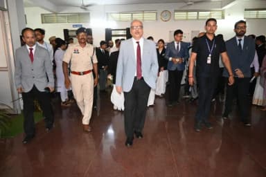 छत्तीसगढ़ उच्च न्यायालय के माननीय मुख्य न्यायाधिपति न्यायमूर्ति श्री रमेश सिन्हा ने जिला एवं सत्र न्यायालय महासमुंद का औपचारिक निरीक्षण किया। इस दौरान न्यायालय कक्ष, मालखाना, रिकॉर्ड रूम, नजारत, ग्रंथालय, अधिवक्ता कक्ष एवं डिजिटाइजेशन केंद्र की व्यवस्थाओं का अवलोकन किया गया।
निरीक्षण के दौरान न्यायालयीन कार्यों पर संतोष व्यक्त करते हुए परिसर की स्वच्छता एवं उद्यान रख-रखाव की सराहना की गई। साथ ही लंबित प्रकरणों के त्वरित निराकरण, 10 वर्ष से अधिक पुराने मामलों तथा वरिष्ठ नागरिकों से संबंधित प्रकरणों को प्राथमिकता के साथ निपटाने के निर्देश दिए गए।
न्याय व्यवस्था को अधिक प्रभावी, पारदर्शी एवं जनहितकारी बनाने की दिशा में यह महत्वपूर्ण पहल है।
#ChiefJustice #JusticeRameshSinha #ChhattisgarhHighCourt #Chhattisgarh #mahasamund