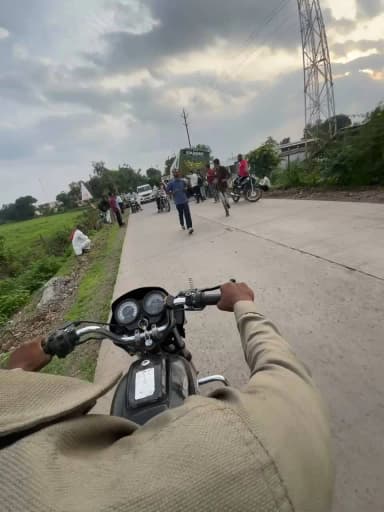 कटफोड़ लोहारदा के बीच में यादव बस पिकअप को बचाने के चक्कर में साईं में घुस # @